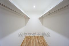 寝室にはハンガーパイプ付きのウォークインクローゼットが設けられています。たっぷり収納できるので衣替えの心配もいりませんね＾＾可動棚収納もあり＾＾収納量充実しています＾＾