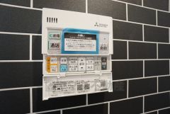 キッチンからボタン一つで楽々操作できる給湯機リモコンです。