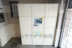 宅配ボックス付き。お仕事中や外出中などの不在時にも荷物が受け取れるのはとっても便利ですね＾＾セキュリティ面でも安心です＾＾