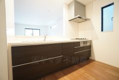 対面式キッチンなのでリビングにいるご家族とコミュニケーションを取りながら洗い物や、お料理が楽しめそうですね＾＾