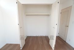 洋室にはハンガーパイプ付きのクローゼットが設けられています。たっぷり収納できるので衣替えの心配もいりませんね＾＾