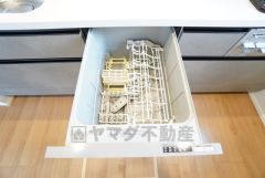 炊事時間を大幅に短縮できる食器洗浄乾燥機付き＾＾食器を洗う手間が減るので家族とのコミュニケーションの時間や自分の時間が増えますね。