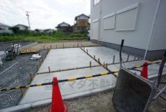 駐車スペースはゆとりある2台分を確保。マイカー用に、お客さま用に、余裕を持ってご利用いただけます。