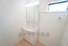 三面鏡裏収納付き洗面化粧台です＾＾ 歯磨きセットやスキンケア用品などの収納に便利ですね。ランドリースペース上部には窓も付いており換気に便利です＾＾