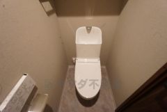 ウォシュレット、暖房便座、節電・節水機能など、使い勝手のよい高機能トイレです。 シックなカラーのアクセントクロスとお洒落な床で落ち着く空間＾＾ 
