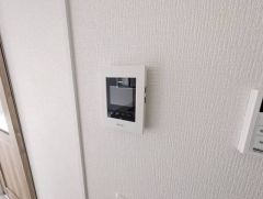 防犯はもちろん、セールスマン対策にもなるモニター付きインターホンです。 来訪者の顔が見えるので安心ですね＾＾