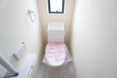 1階2階の2ヶ所にトイレがありますので、忙しい朝にも家族に気を使わず、ゆとりが生まれますね＾＾ 小窓付きで換気する時に便利です＾＾