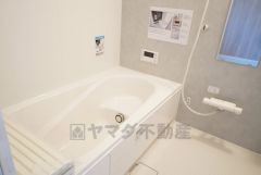 1日の疲れを癒すくつろぎのバスルーム。足を伸ばしてもゆったりと入れるサイズです。お子様と一緒にお風呂に入っても狭くないですね＾＾