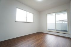 主寝室としてお使いいただけそうなこちらのお部屋は、日当たりが良く、爽やかな風を感じて起きる朝は、快適生活の始まりに。