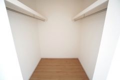 洋室にはハンガーパイプ付きのウォークインクローゼットが設けられています。たっぷり収納できるので衣替えの心配もいりませんね＾＾