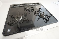 3種類の料理が同時に調理できる、3口ガスコンロ。忙しい夕食の支度時間が短縮できて効率よくお料理が楽しめます。
