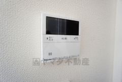 キッチン横からお湯張り、追い炊き、足し湯がボタン一つで楽々操作できる給湯機リモコンです＾＾忙しい夕飯の準備の時間帯に重宝しますね。