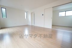 大きな掃き出し窓のあるリビングは、陽光あふれる明るい空間です。ゆったりと寛げる憩いの場となりそうです。