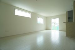 リビングは広々とした設計で、家族が集い、寛ぐ暮らしの空間を演出しています。思い思いの時間を過ごしたり、家族みんなで食事をしたり、素敵な団らんの場になりますね。