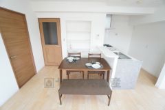 窓から光が差し込む明るいダイニングです＾＾