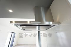 コンロ上には換気扇完備＾＾すぐ横に小窓が設けられているので、換気扇と合わせてWで換気できます＾＾
