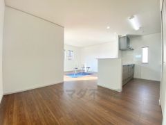 家族が集まる開放的なリビング。思い思いの時間を過ごしたり食事をしたり、素敵な団らんの場になりますね。