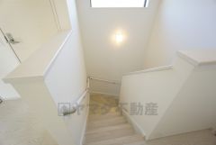 日中でも暗くなりがちな階段には、小窓を配置し採光も考えられたつくり＾＾手摺付きなので安全に上り下りできますね＾＾