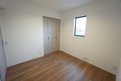 温かい光の差し込むゆとりのある居室をぜひ現地にてご確認くださいませ。
