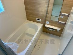 1日の疲れを癒すくつろぎのバスルーム。足を伸ばしてもゆったりと入れるサイズです。お子様と一緒にお風呂に入っても狭くないですね＾＾