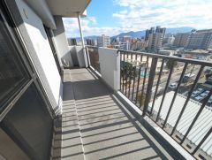 陽当たりの良いバルコニーです。お洗濯やお布団干しはもちろん、日光浴スペースにも＾＾天気のいい日にはお布団もまとめて干せそうですね＾＾ 