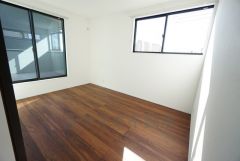 2面採光を確保した明るい室内は、風通しも良く、大変居心地の良い空間となっております。寝室としてもおすすめです。