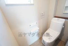 1階2階の2ヶ所にトイレがありますので、忙しい朝にも家族に気を使わず、ゆとりが生まれますね＾＾ 小窓付きで換気する時に便利です＾＾