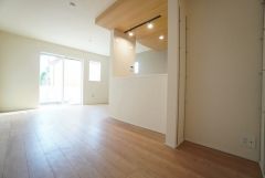 リビングは広々とした設計で、家族が集い、寛ぐ暮らしの空間を演出しています。思い思いの時間を過ごしたり、家族みんなで食事をしたり、素敵な団らんの場になりますね。