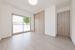 木目調のシンプルデザインで落ち着きと安らぎの空間に仕上げています。各部屋に収納が完備されているので、お荷物が増えても安心の設計です。