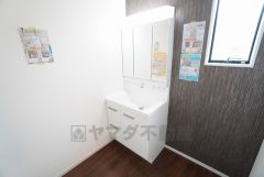 三面鏡裏収納付き洗面化粧台です＾＾ 歯磨きセットやスキンケア用品などの収納に便利ですね。