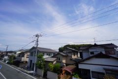2階バルコニーからの眺望です。前面に遮るものがなく景色を一望できます。南向きで、日当たりも良好。お洗濯物が良く乾きます。