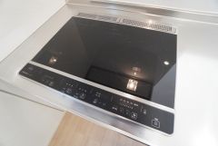 お手入れのしやすいIHクッキングヒーターです。3口コンロなので、効率よくお料理が楽しめます。毎日のお料理も楽しくなりますね＾＾