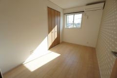 約5帖の洋室。全居室収納完備。寝室としてもおすすめです。