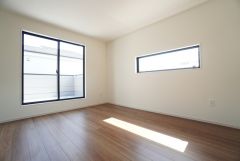 7.8帖。 主寝室としてお使いいただけそうなこちらのお部屋は、日当たりが良く、爽やかな風を感じて起きる朝は、快適生活の始まりに。