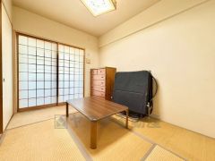 6帖。リビング隣には、ホッとできる和室を用意。客間としてはもちろん、お子様のお昼寝スペースや書斎としても活躍してくれそうです＾＾ 