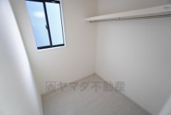 1階にファミリークロークが付いています。お出かけ前のコーディネートチェックや、アウターやカバン、帽子など帰宅後すぐに収納できます＾＾