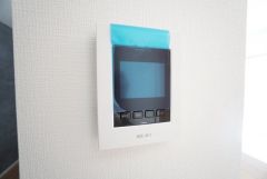 防犯はもちろん、セールスマン対策にもなるモニター付きインターホンです。 来訪者の顔が見えるので安心ですね＾＾