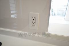 流し台とコンロの間にコンセントを設置しました。最新調理家電を使って時短できますよ＾＾