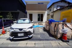 駐車スペースはゆとりある3台分を確保。マイカー用に、お客さま用に、余裕を持ってご利用いただけます。
