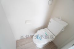 1階2階の2ヶ所にトイレがありますので、忙しい朝にも家族に気を使わず、ゆとりが生まれますね＾＾ウォシュレット付き＾＾ 