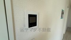 同仕様写真。防犯はもちろん、セールスマン対策にもなるモニター付きインターホンです。お子さん1人での留守番時にも活躍しそうです。