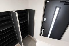 採光も考えられた明るい玄関です。たっぷり収納できるシューズボックス付きなので、家族全員の靴がきれいに整頓できます。