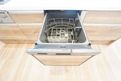 炊事時間を大幅に短縮できる食器洗浄乾燥機付き＾＾食器を洗う手間が減るので家族とのコミュニケーションの時間や自分の時間が増えますね。