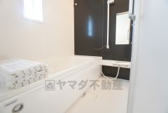 1日の疲れを癒すくつろぎのバスルーム。足を伸ばしてもゆったりと入れるサイズです。お子様と一緒にお風呂に入っても狭くないですね＾＾