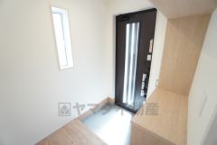 採光も考えられた明るい玄関です。たっぷり収納できるシューズボックス付きなので、家族全員の靴がきれいに整頓できます。