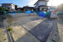 駐車スペースはゆとりある2台分を確保。マイカー用に、お客さま用に、余裕を持ってご利用いただけます。