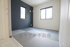 リビング隣には、ホッとできる和室を用意。お子様のお昼寝スペースや書斎としても活躍してくれそうです＾＾畳の色とアクセントクロスでシックな和室です＾＾