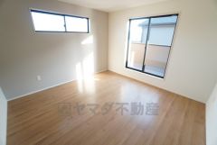 主寝室としてお使いいただけそうなこちらのお部屋は、日当たりが良く、爽やかな風を感じて起きる朝は、快適生活の始まりに。