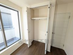 洋室にはハンガーパイプ付きのクローゼットが設けられています。たっぷり収納できるので衣替えの心配もいりませんね＾＾