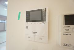 防犯はもちろん、セールスマン対策にもなるモニター付きインターホンです。 来訪者の顔が見えるので安心ですね＾＾